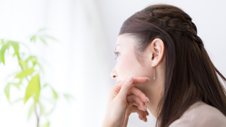 悩む女性